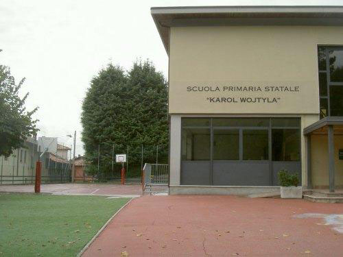 ingresso della scuola primaria Karol Wojtyla