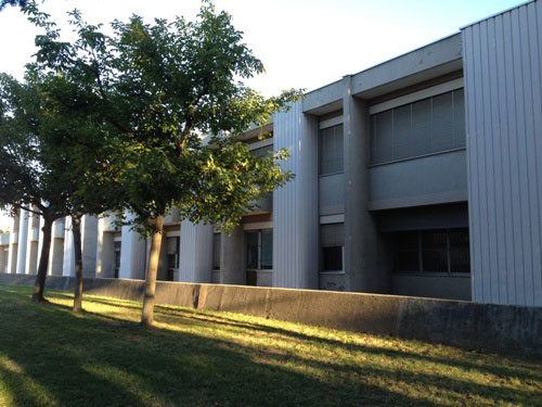 esterno dell'edificio scolastico e giardino