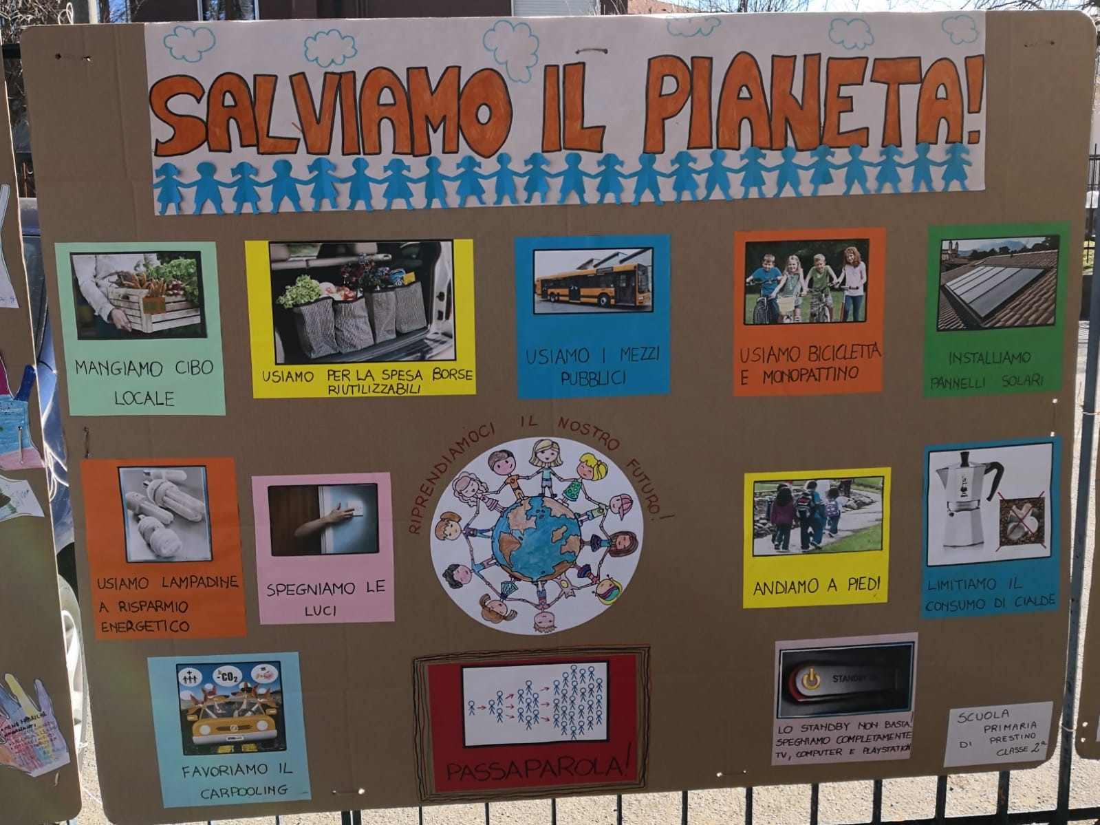 I bambini della scuola primaria di Prestino si schierano in difesa del pianeta e del loro futuro. Dopo aver affrontato nelle classi il tema del riscaldamento globale, dei rischi ambientali e dei comportamenti virtuosi che possiamo attuare, è stata realizzata una piccola mostra nel giardino della scuola per sensibilizzare genitori e passanti.