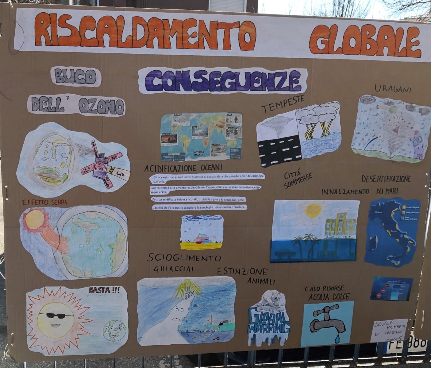 I bambini della scuola primaria di Prestino si schierano in difesa del pianeta e del loro futuro. Dopo aver affrontato nelle classi il tema del riscaldamento globale, dei rischi ambientali e dei comportamenti virtuosi che possiamo attuare, è stata realizzata una piccola mostra nel giardino della scuola per sensibilizzare genitori e passanti.