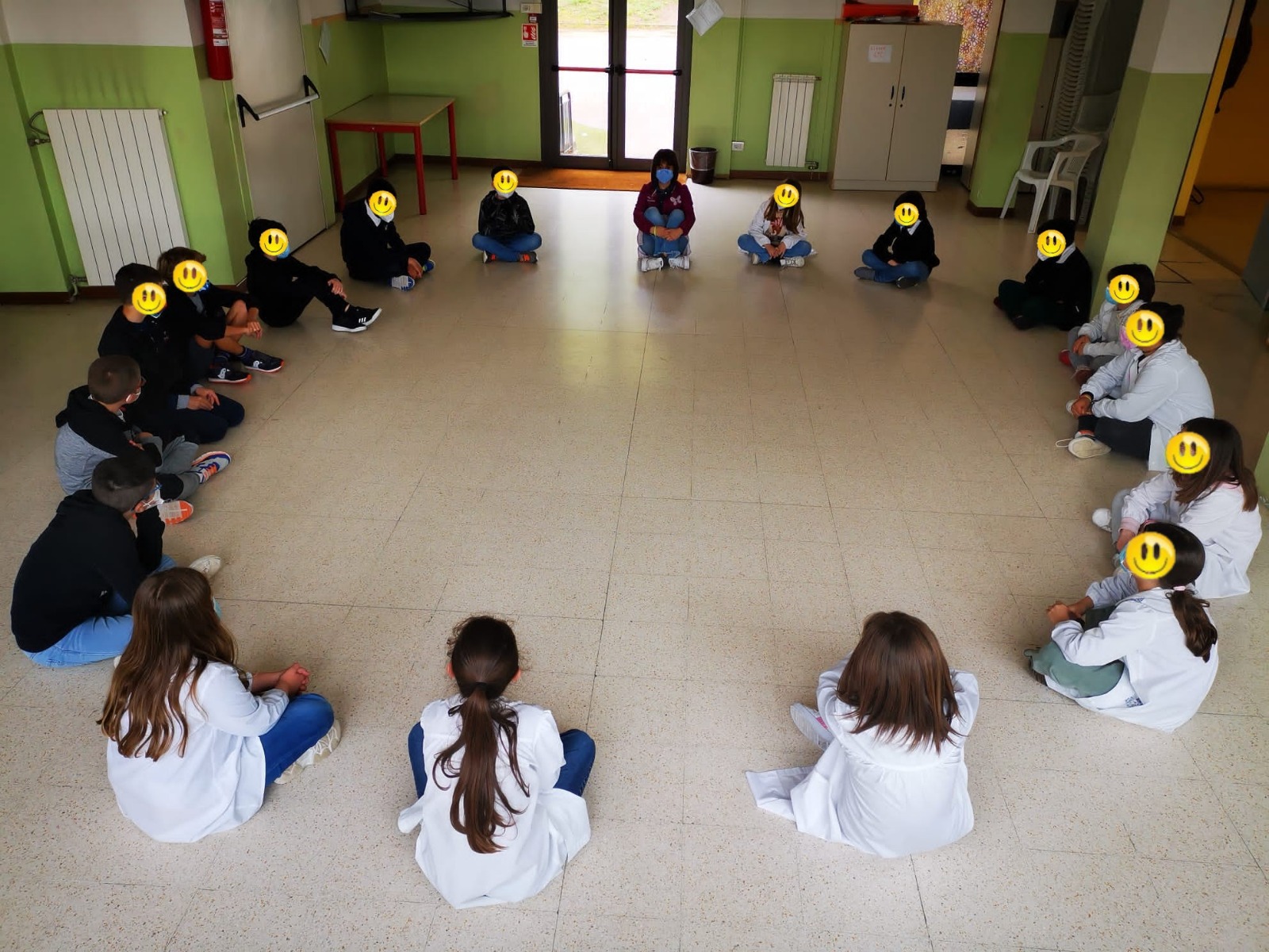 Circle-time: attività svolta due volte alla settimana. È un momento saliente dell'educazione socio-emotiva della classe, durante il quale i bambini riflettono sui litigi, sui conflitti, sulle emozioni che provano ed esprimono dei propositi da realizzare. Imparano così ad ascoltarsi, comunicando le loro emozioni e mettendosi nei panni degli altri. Queste esperienze hanno aiutato a creare un gruppo unito, una piccola società dove ognuno è chiamato ad avere un ruolo attivo e a partecipare alla vita comunitaria.